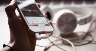 "Merasa tertinggal dan prosesmu terasa lambat? 5 lagu dari Hindia, Perunggu, Kunto Aji, dan lainnya ini mengerti perasaanmu dan bisa jadi penguat hati. "