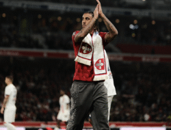 Leny Yoro, Bek Termuda dan Termahal Manchester United, Pulang ke Lille