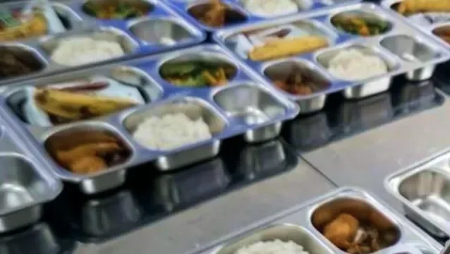 "Kepala Regional MBG Kalbar beri penjelasan soal temuan lalat di Sanggau. Agus Kurniawi sebut lalat masuk dari pintu terbuka, standar fasilitas dapur akan diperbaiki."