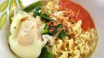 "Cari tahu alasan ilmiah dan psikologis mengapa semangkuk mie panas menjadi comfort food paling sempurna untuk dinikmati di tengah rintik hujan."