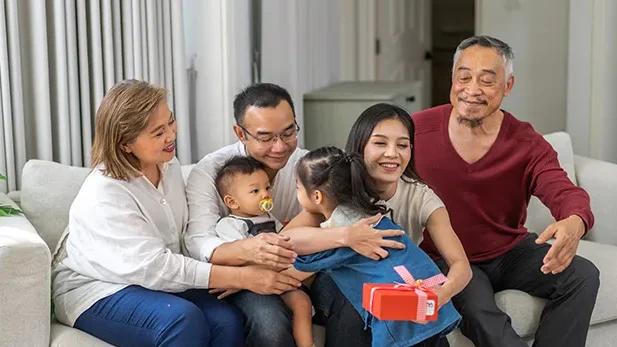 "Perasaan rindu yang mendalam di malam Minggu bukan sekadar galau. Temukan alasan menyentuh mengapa hati anak rantau sering 'pulang' ke rumah di akhir pekan. "