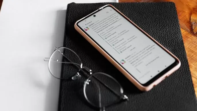 "Kenapa kita semakin malas membalas pesan basa-basi atau tidak penting? Ini 4 alasannya, mulai dari kelelahan digital hingga kebutuhan menjaga privasi."