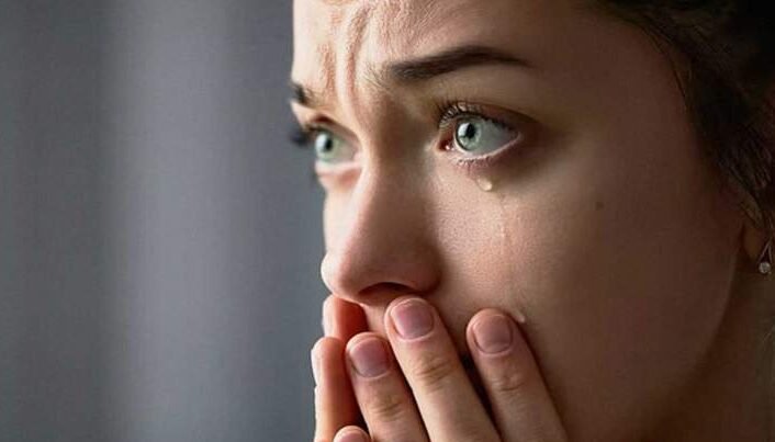 "Merasa berat tapi enggan menangis? Anda tidak sendiri. Pahami 4 alasan psikologis dan sosial mengapa orang dewasa semakin malu dan sulit menangis."