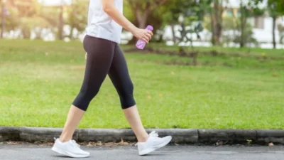 "Selama ini target 10.000 langkah jadi mitos. Studi Harvard terbaru mengungkap jumlah langkah minimal yang sebenarnya untuk hidup sehat, dan angkanya bukan 10.000."