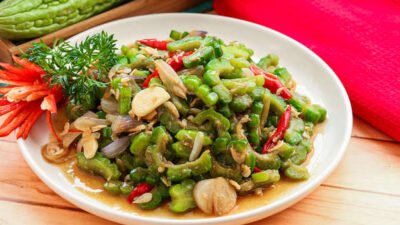 "Sering gagal memasak pare karena rasanya yang pahit? Ikuti 5 langkah mudah cara memasak pare tidak pahit ini. Dengan teknik garam dan perebusan, dijamin lezat!"