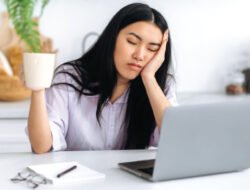 Bukan Cuma Malas, Ini Penjelasan Ilmiah Kenapa Anda Masih Mengantuk Meski Cukup Tidur