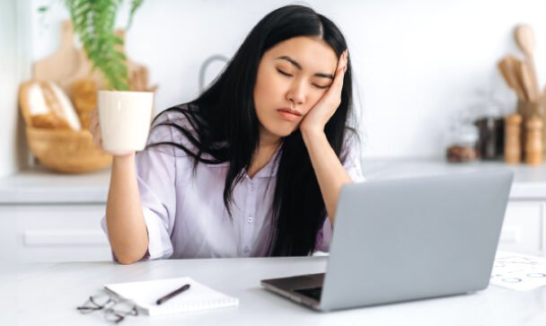 "Sering merasa masih ngantuk di pagi hari meskipun sudah cukup tidur? Kenali penyebabnya, mulai dari sleep inertia hingga kualitas tidur, dan temukan cara efektif mengatasinya."