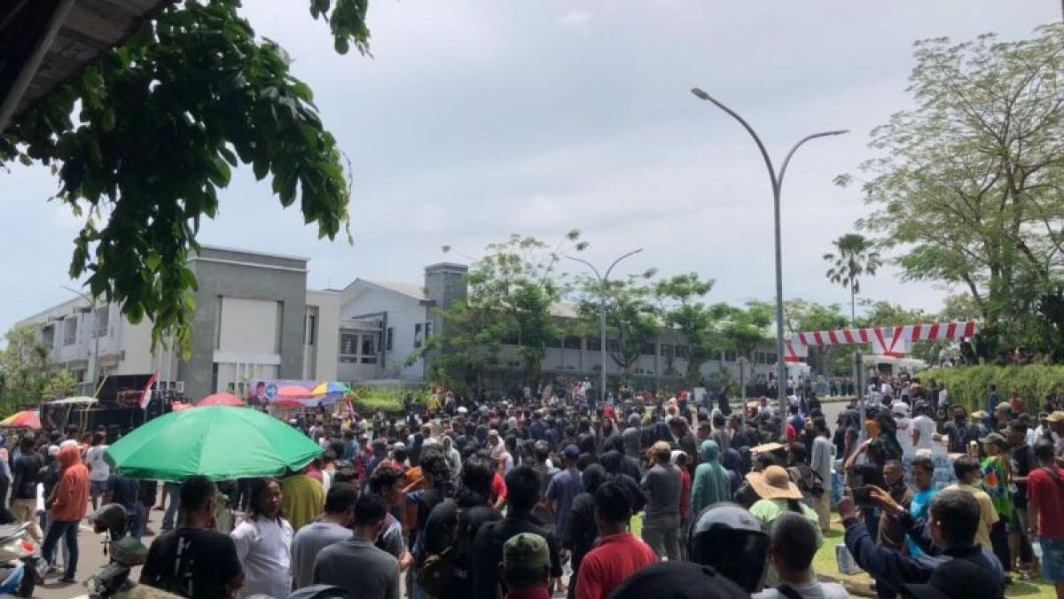 Suasana aksi demonstrasi besar-besaran di depan kantor PT Timah Tbk, Pangkalpinang, yang diwarnai kericuhan antara massa dan aparat keamanan pada Senin (6/10/2025).