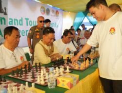 Fun Chess Tournament: Wali Kota Ikut “Keroyok” Master Fide dalam Laga Lawan 28 Orang