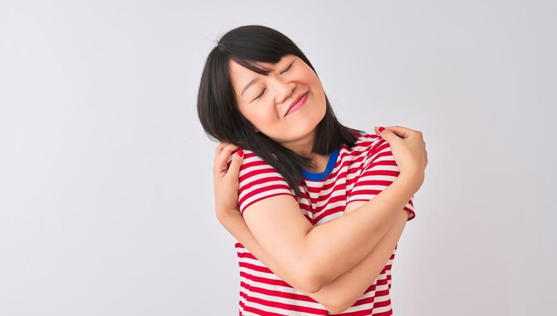 "Sering mencari kebahagiaan di luar? Temukan 4 cara sederhana untuk membuat diri sendiri bahagia dari dalam, sebuah kebiasaan kecil yang sering kita lupakan."