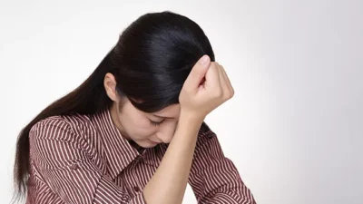 "Mengalami serangan panik? Berikut 5 cara cepat dan efektif untuk kembali tenang, mulai dari teknik pernapasan hingga metode grounding."