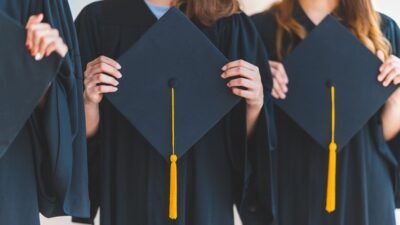 "Merasa tertinggal saat kuliah karena IPK, teman lulus duluan, atau karier? Simak 5 alasan kuat untuk tetap tenang dan bahagia dengan proses unik Anda sendiri."