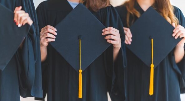 "Merasa tertinggal saat kuliah karena IPK, teman lulus duluan, atau karier? Simak 5 alasan kuat untuk tetap tenang dan bahagia dengan proses unik Anda sendiri."