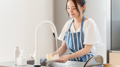 "Merasa emosi memuncak? Tak perlu cara rumit. Temukan 4 kegiatan sederhana di rumah yang bisa membantu menenangkan pikiran, mulai dari mencuci piring hingga merawat tanaman."