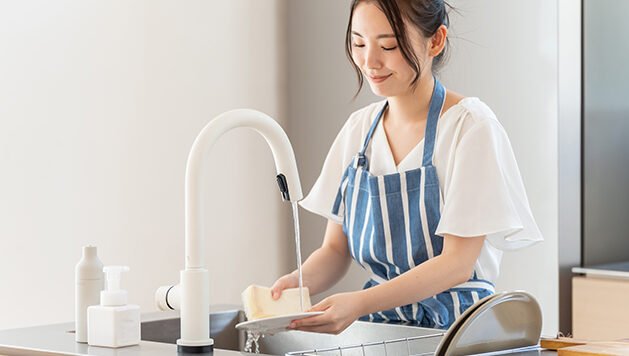 "Merasa emosi memuncak? Tak perlu cara rumit. Temukan 4 kegiatan sederhana di rumah yang bisa membantu menenangkan pikiran, mulai dari mencuci piring hingga merawat tanaman."