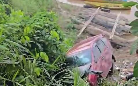 Kondisi mobil Calya merah marun yang mengalami kecelakaan tunggal di turunan Penyeladi, Kabupaten Sanggau, Jumat (10/10/2025). (Dok. Ist)