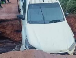 Jalan Alternatif Menuju Simpang PT Limpah Ketapang Putus Akibat Longsor, Akses Terhambat