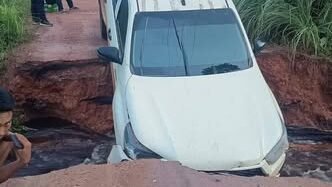 Sebuah mobil pikap terperosok ke dalam lubang akibat longsor yang memutus jalan alternatif menuju Simpang PT Limpah, Ketapang, Kamis (23/10/2025).