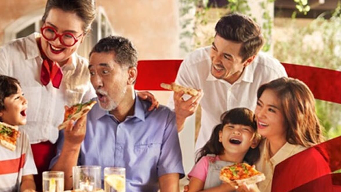 "Bingung mau melakukan apa di akhir pekan? Temukan 5 ide kegiatan seru bersama keluarga, mulai dari piknik di alam, menjadi turis lokal, hingga aksi kebaikan bersama."