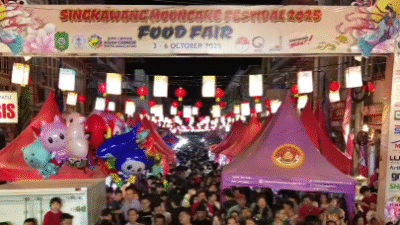 Ribuan pengunjung memadati area "Singkawang Mooncake Festival 2025 Food Fair" yang berlangsung meriah, menandakan antusiasme tinggi masyarakat terhadap festival budaya dan kuliner ini.