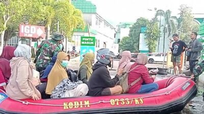 "Nakes RSI Sultan Agung Semarang terpaksa terobos banjir tahunan di Pantura, Jumat (24/10/2025). Mereka meminta Presiden Prabowo turun langsung atasi masalah ini."