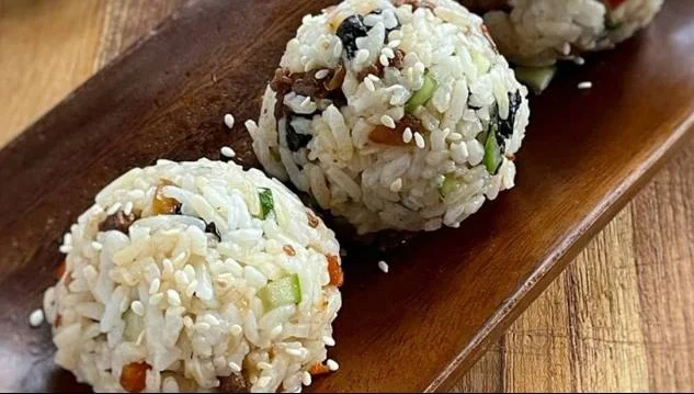 "Ingin membuat nasi kepal bulgogi (Jumeokbap) di rumah? Simak 5 tips anti gagal ini agar nasi pulen, gurih, dan tidak mudah hancur. Cocok untuk bekal!"