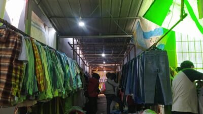 "DPRD Kalbar dukung stop impor pakaian bekas ilegal. Di satu sisi untuk selamatkan industri, namun bagaimana nasib pedagang yang terdampak?"