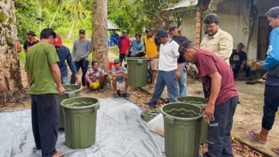 BANTUAN PACEKLIK: Nelayan Desa Pelapis di Kayong Utara saat menerima pelatihan budidaya ikan air tawar sistem aquaponik yang diinisiasi PT DIB.