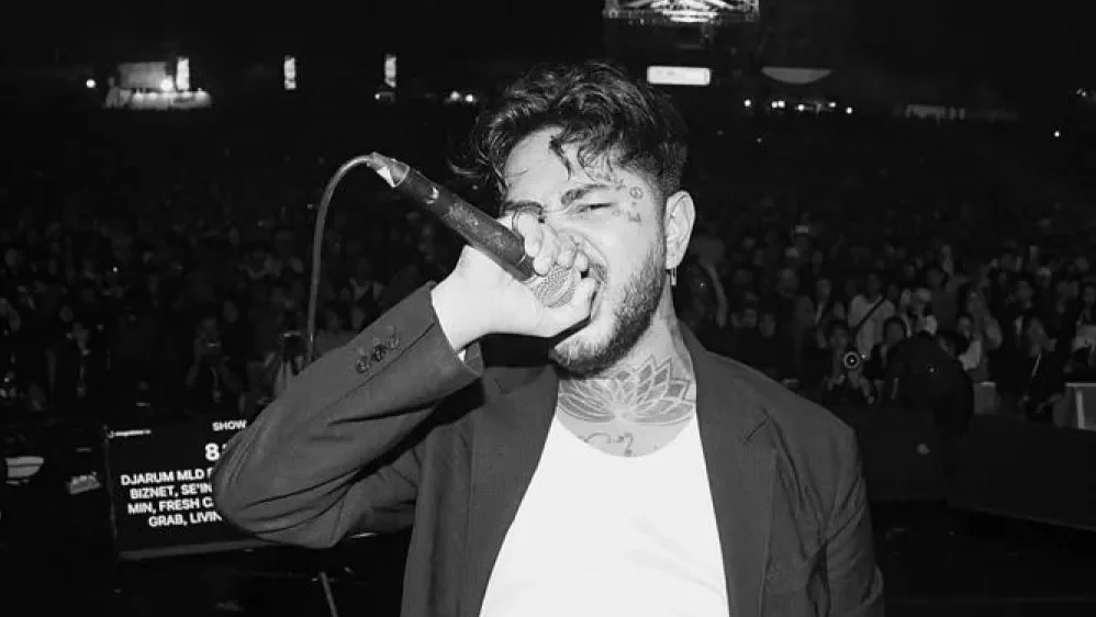 "Musisi Leonardo Arya atau Onad dikonfirmasi telah ditangkap oleh Ditresnarkoba Polda Metro Jaya terkait dugaan penyalahgunaan narkoba. Polisi masih melakukan pemeriksaan intensif."