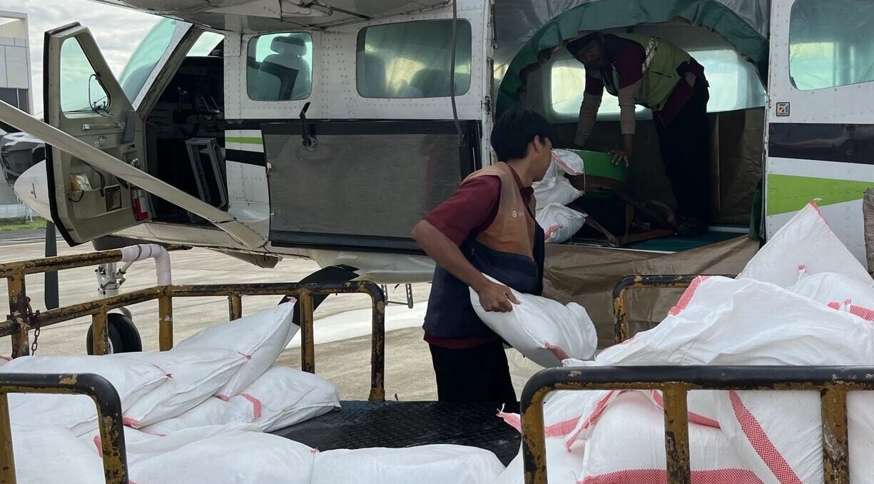 Tim BNPB mempersiapkan bahan semai (NaCl) di pesawat Cessna Caravan PK-SNM di Bandara Ahmad Yani, Semarang, untuk Operasi Modifikasi Cuaca (OMC) guna menangani banjir di Semarang dan Grobogan, Sabtu (25/10).
