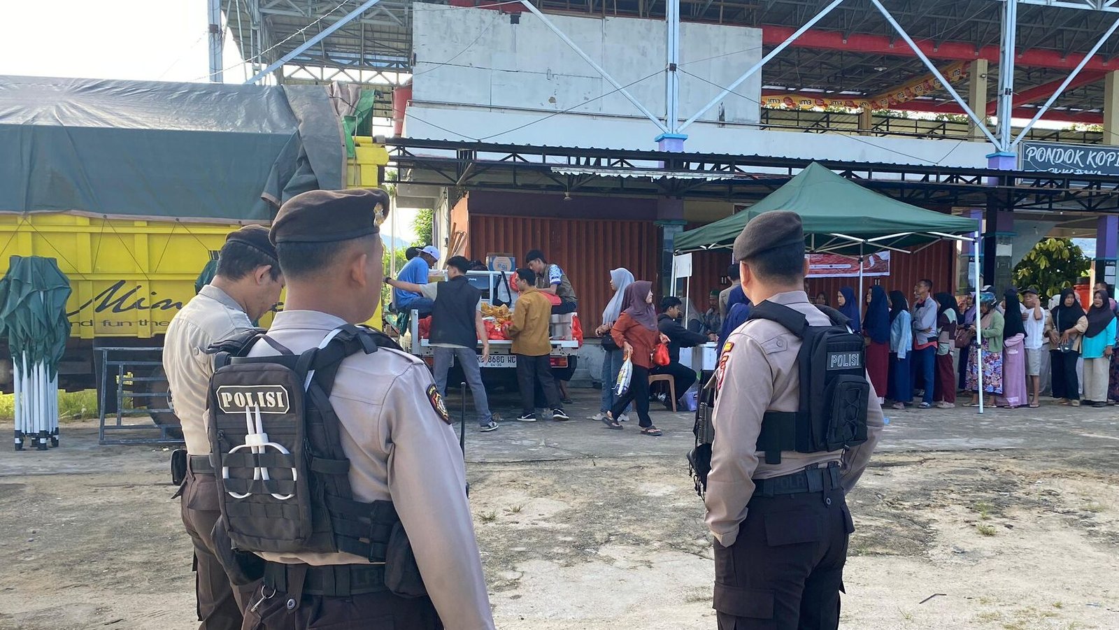 "Satsamapta Polres Kayong Utara memonitor dan mengamankan pelaksanaan Operasi Pasar di Sukadana (27/10) untuk memastikan situasi Kamtibmas tetap kondusif."