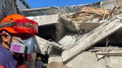 "Pakar ITS dan Basarnas mengungkap buruknya kualitas konstruksi Ponpes Al Khoziny sebagai penyebab utama ambruknya bangunan. Kolom utama ditemukan melengkung, bukan patah, menandakan tidak sesuai standar."