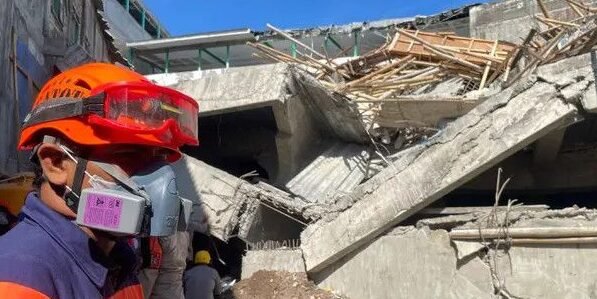 "Pakar ITS dan Basarnas mengungkap buruknya kualitas konstruksi Ponpes Al Khoziny sebagai penyebab utama ambruknya bangunan. Kolom utama ditemukan melengkung, bukan patah, menandakan tidak sesuai standar."