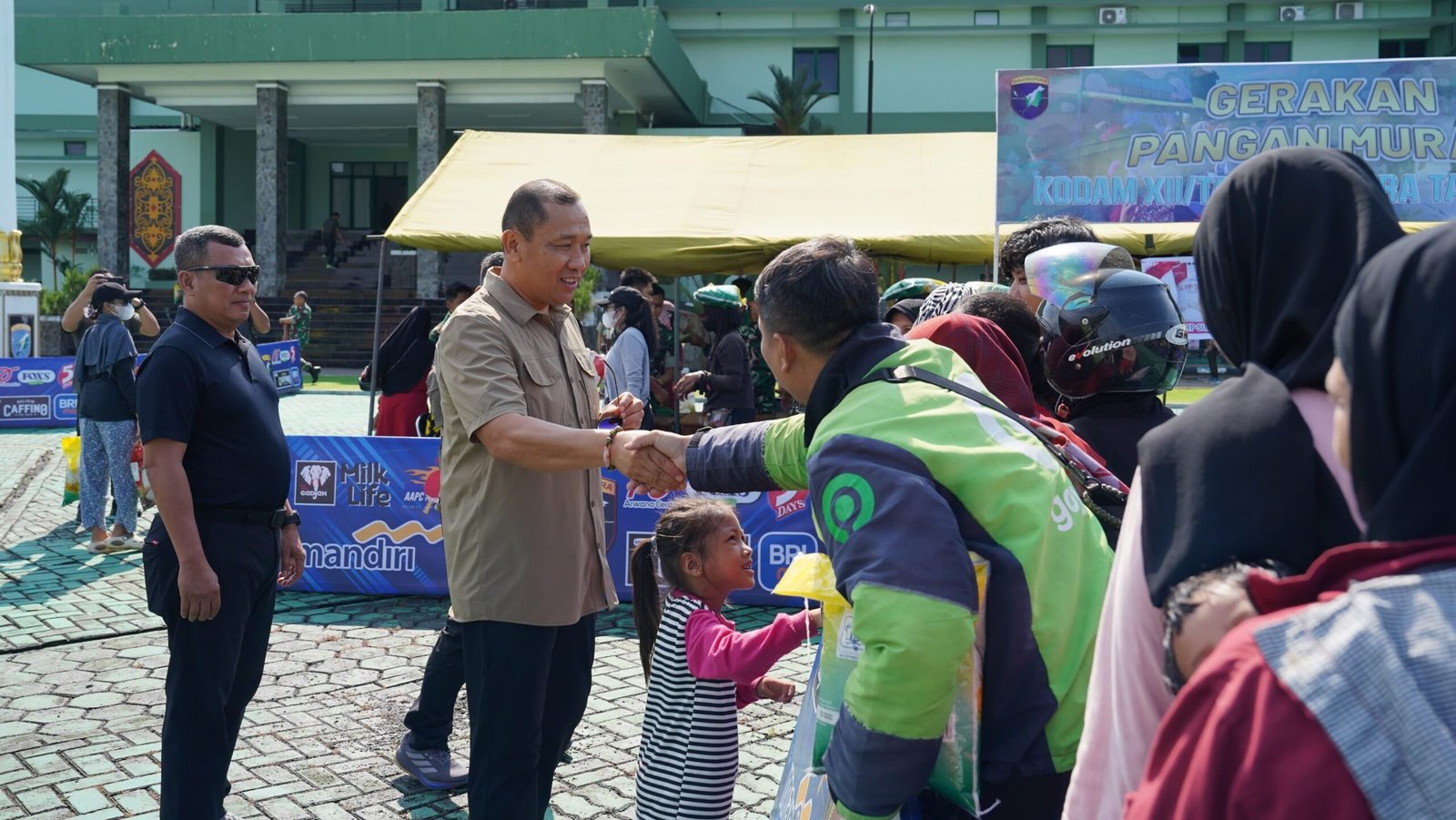 Pangdam XII/Tpr Mayjen TNI Jamallulael menyapa dan bersalaman langsung dengan warga dalam kegiatan Gerakan Pangan Murah di Makodam XII/Tpr, Kubu Raya, Jumat (10/10/2025).