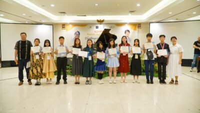 Para pemenang Kompetisi Piano Nusantara Plus (KPN+) region Pontianak berfoto bersama juri usai menerima sertifikat di Aston Hotel Pontianak, Minggu (26/10/2025).