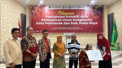 Kepala Disdukcapil Kota Pontianak Erma Suryani menyerahkan secara simbolis Akta Perkawinan kepada salah satu pasangan peserta pencatatan kolektif akta perkawinan Umat Konghucu.