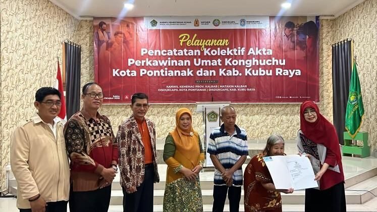 Kepala Disdukcapil Kota Pontianak Erma Suryani menyerahkan secara simbolis Akta Perkawinan kepada salah satu pasangan peserta pencatatan kolektif akta perkawinan Umat Konghucu.