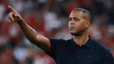 "Posisi pelatih Timnas Indonesia, Patrick Kluivert, terancam usai gagal lolos ke Piala Dunia 2026. Manajer timnas isyaratkan evaluasi besar. "