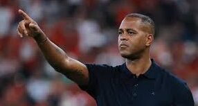 "Posisi pelatih Timnas Indonesia, Patrick Kluivert, terancam usai gagal lolos ke Piala Dunia 2026. Manajer timnas isyaratkan evaluasi besar. "