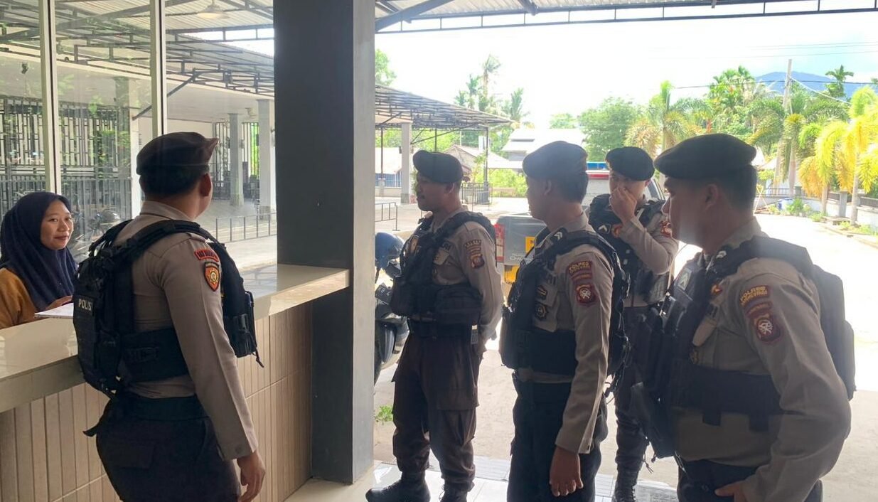 "Polres Kayong Utara melalui Satuan Samapta laksanakan Patroli Sambang Kamtibmas Minggu (26/10/2025) untuk menjaga keamanan dan ketertiban di masyarakat."