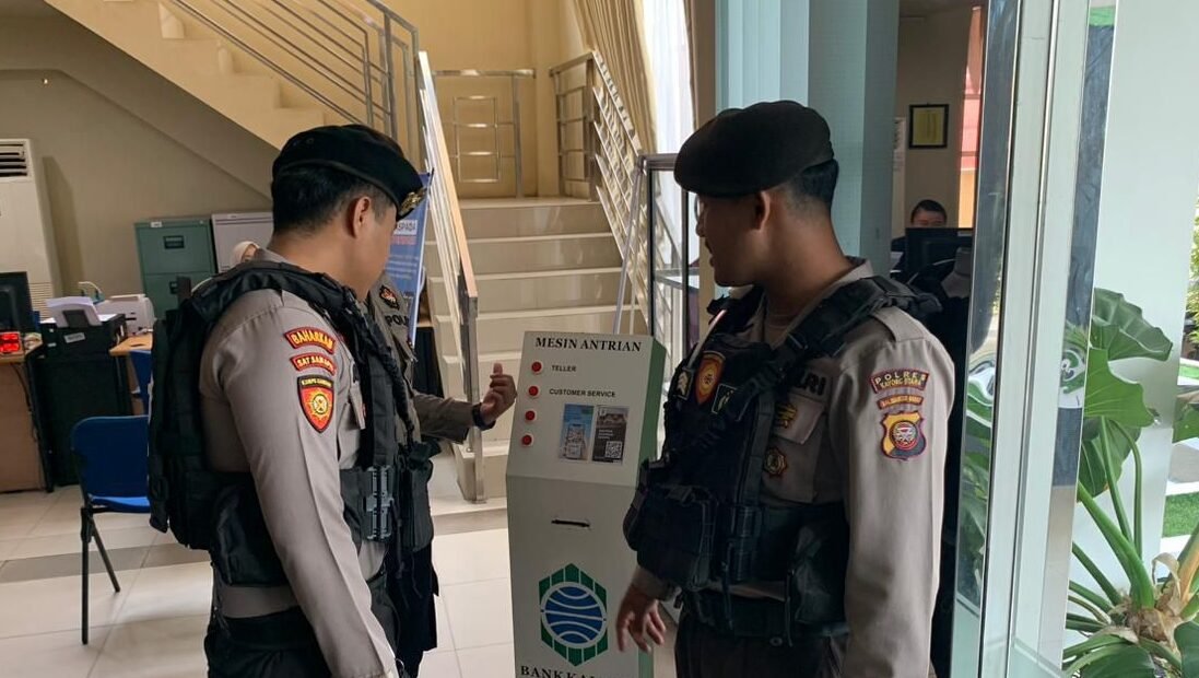 "Jaga keamanan, Satsamapta Polres Kayong Utara gelar patroli Kamtibmas di sejumlah titik rawan Sukadana, termasuk area perbankan dan taman kota."