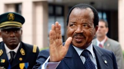 "Menang lagi di usia 92 tahun, Paul Biya dipastikan pimpin Kamerun 8 periode. Kemenangan ini dimungkinkan setelah ia menghapus batas masa jabatan presiden pada 2008."