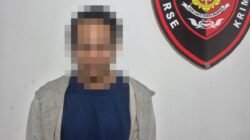 Tersangka DT (29) saat diamankan oleh petugas Satreskrim Polres Ketapang dan Polsek Delta Pawan atas dugaan penjambretan di Jalan Dipenogoro. Foto: HO/Faktakalbar.id