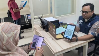 Bank Kalbar resmi luncurkan QRIS Cross Border di PLBN Entikong, Aruk, dan Badau. Fitur ini permudah transaksi nontunai lintas negara Indonesia-Malaysia.