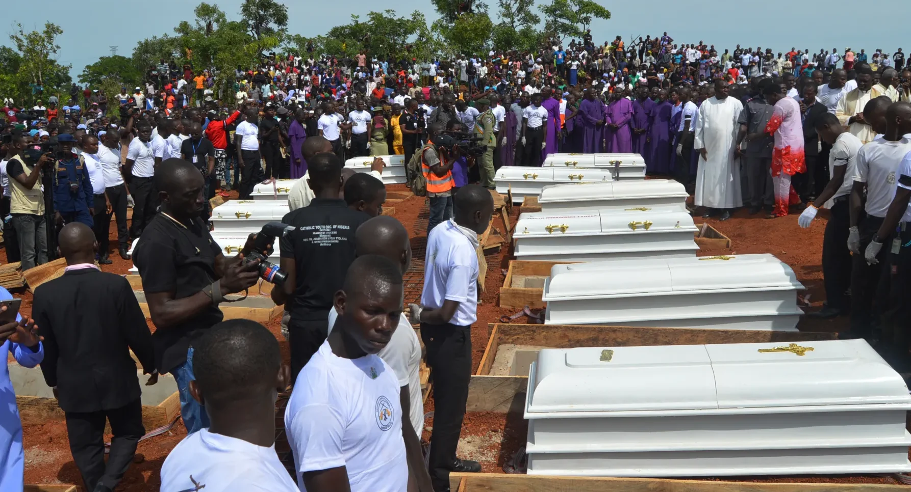 "Laporan Intersociety mengungkap 52.250 umat Kristen dibunuh ekstremis Islam di Nigeria sejak 2009. Seruan agar dunia tidak diam terhadap pembantaian ini."