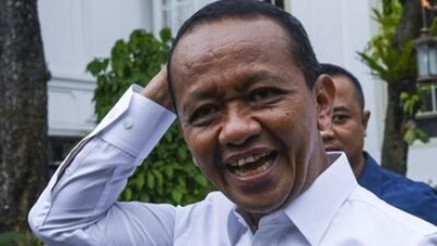 "Pemerintah akan wajibkan campuran etanol 10% (E10) pada bensin untuk kurangi impor. Industri menyatakan siap mendukung, namun meminta insentif harga dan jaminan bahan baku."