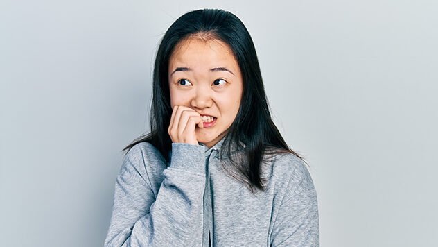 "Mengapa serangan panik bisa datang tiba-tiba? Kenali 4 alasan umum pemicu panic attack, mulai dari stres menumpuk, faktor biologis, hingga trauma."