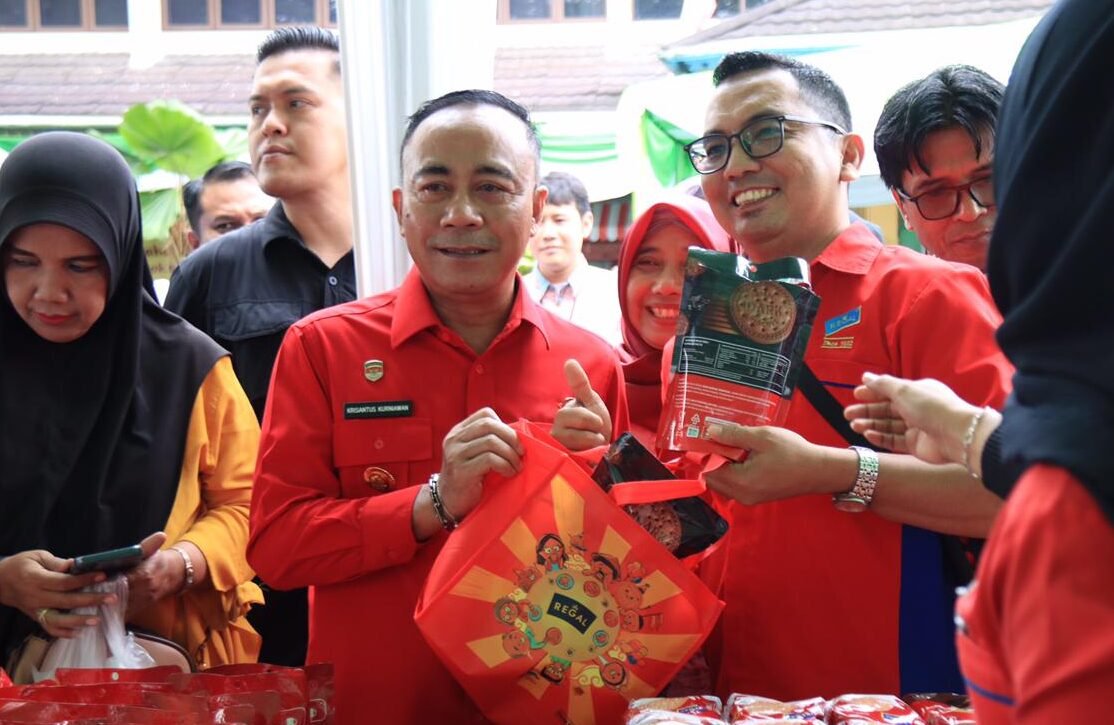 "Pemprov Kalbar mengatasi tantangan distribusi pangan di wilayahnya yang luas melalui Gerakan Pangan Murah. Wagub Krisantus pastikan stabilitas harga dan daya beli masyarakat."