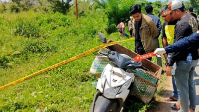 Petugas kepolisian dari Polres Mempawah saat melakukan olah TKP di Jalan Raya Anjungan, Kabupaten Mempawah, Kamis (30/10/2025).