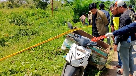 Petugas kepolisian dari Polres Mempawah saat melakukan olah TKP di Jalan Raya Anjungan, Kabupaten Mempawah, Kamis (30/10/2025).